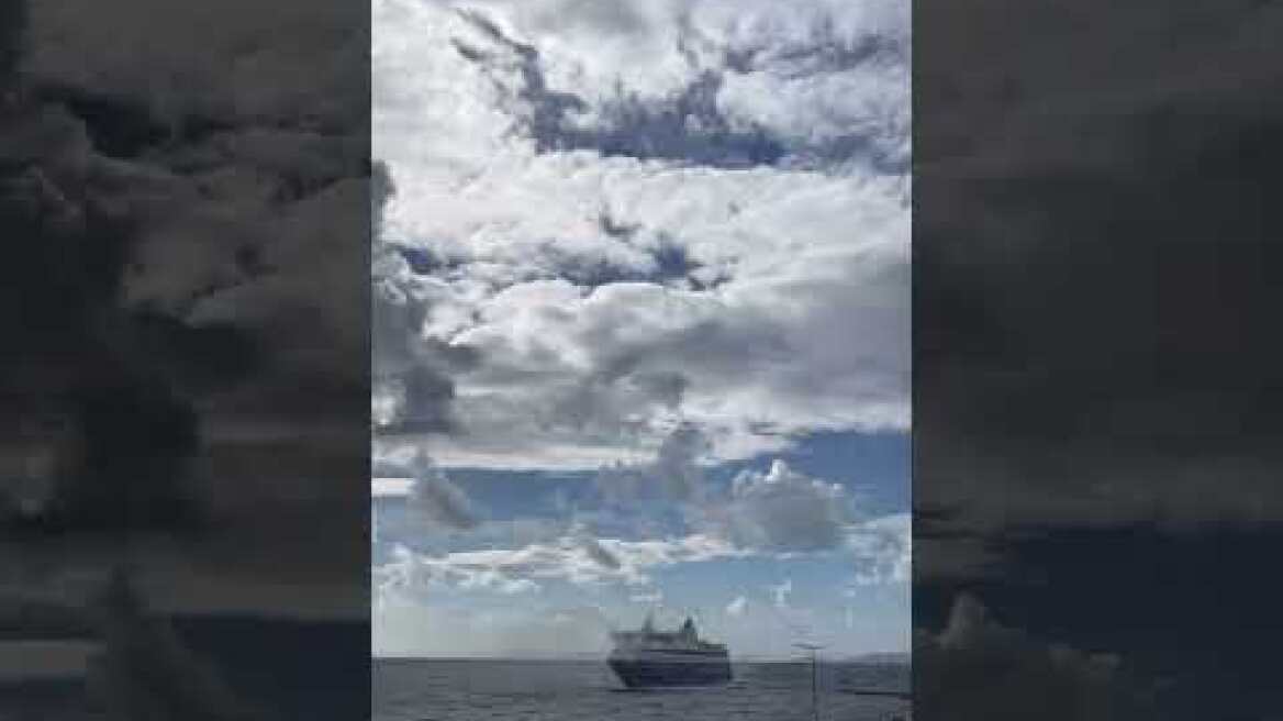 To Blue Star Parος στο λιμάνι της Τήνου