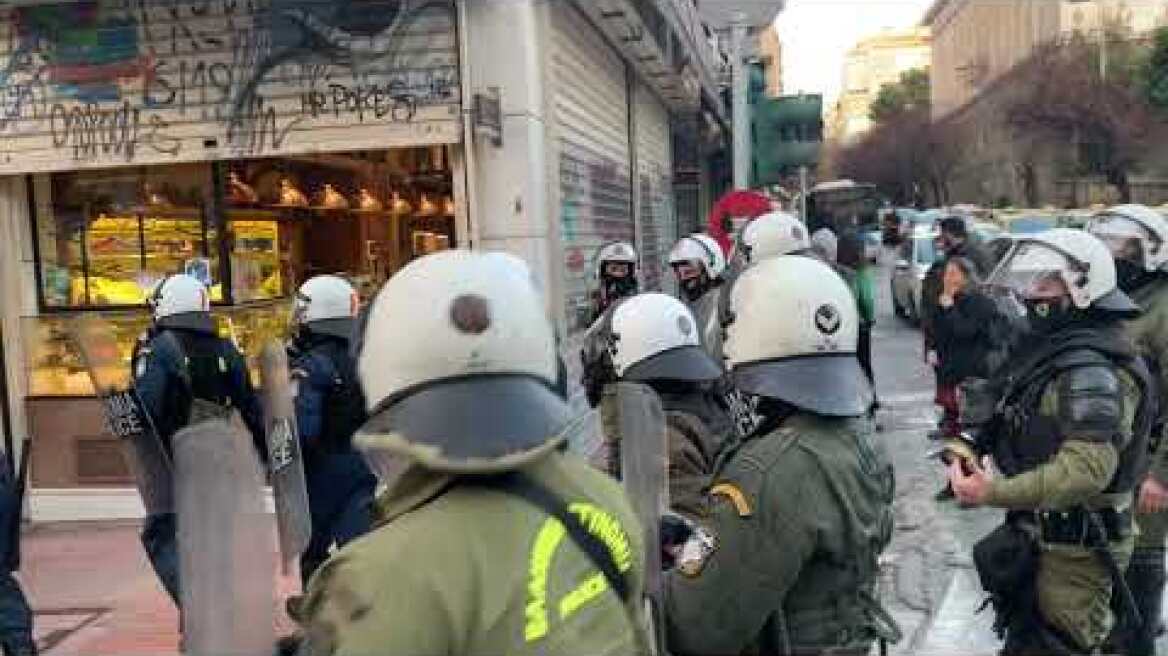 Απομακρύνουν τους ελάχιστους συγκεντρωμένους