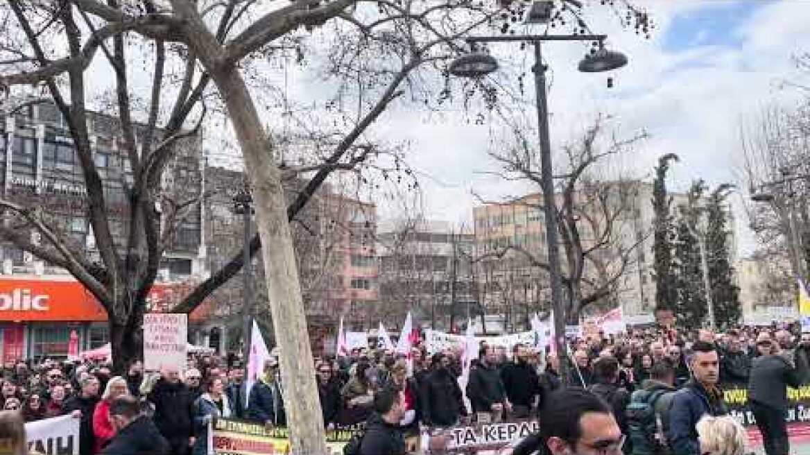 Λάρισα: Η Κεντρική Πλατεία γεμάτη από κόσμο για τα Τέμπη 