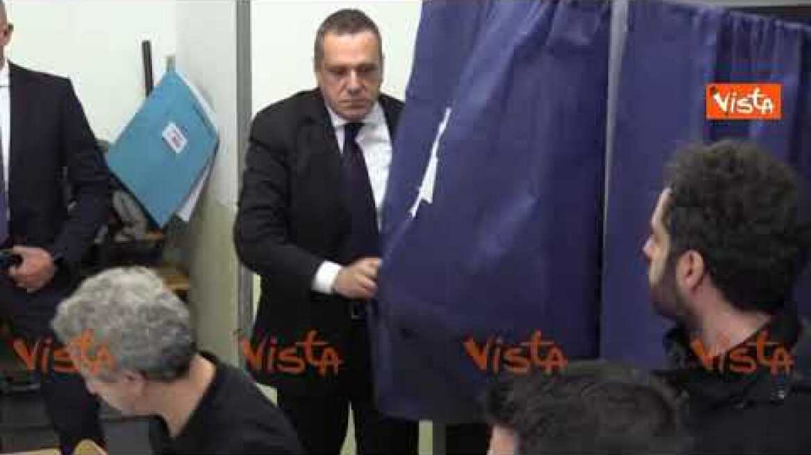 Europee, Silvio Berlusconi vota di prima mattina a Milano