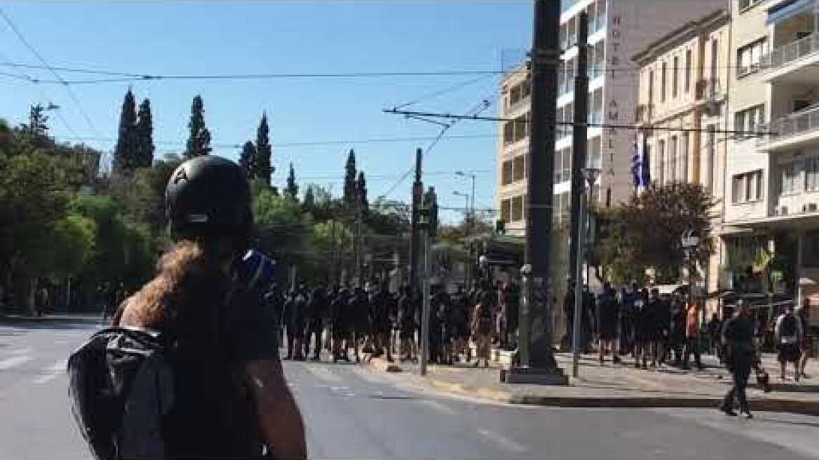 Καταστροφές σε στάση του τραμ από κουκουλοφόρους