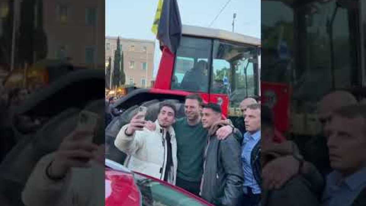 Οι selfies του Κασσελάκη με τους αγρότες στο Σύνταγμα 