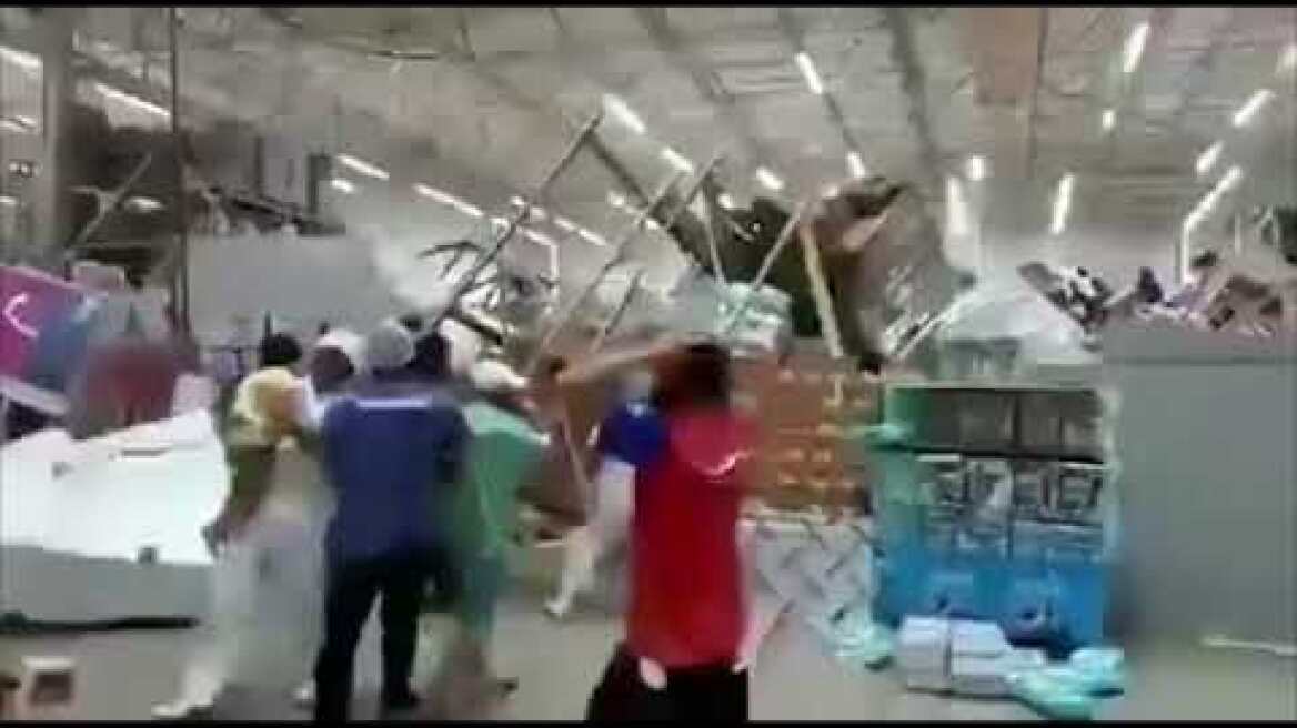 Shocking Moment that shelves collapse at a supermarket in São Luís, Brazil