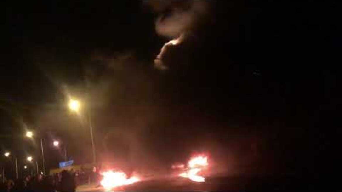 Φωτιά από διαδηλωτές στη Μυτιλήνη - GRTimes.gr