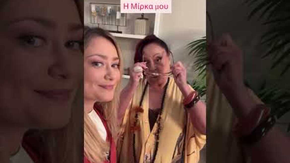 H Μίρκα Παπακωνσταντίνου και η Ιωάννα Ασημακοπούλου στα γυρίσματα της σειράς «Το σόι σου»