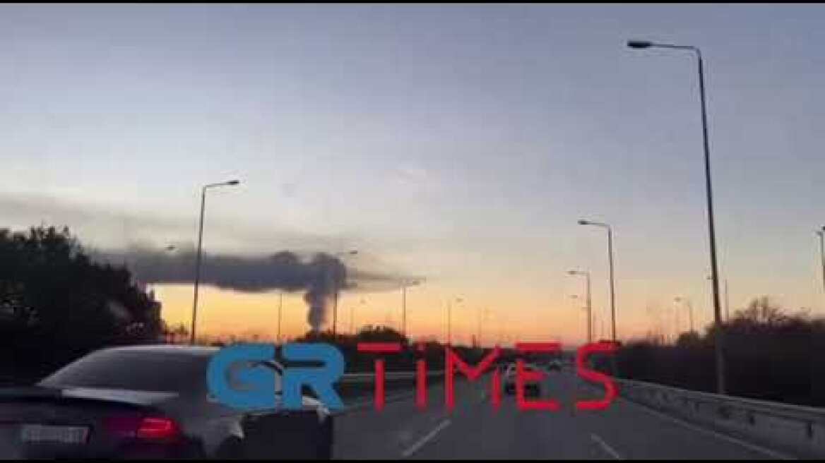 Φωτιά σε εγκαταλελειμμένο εργοστάσιο στη Σίνδο