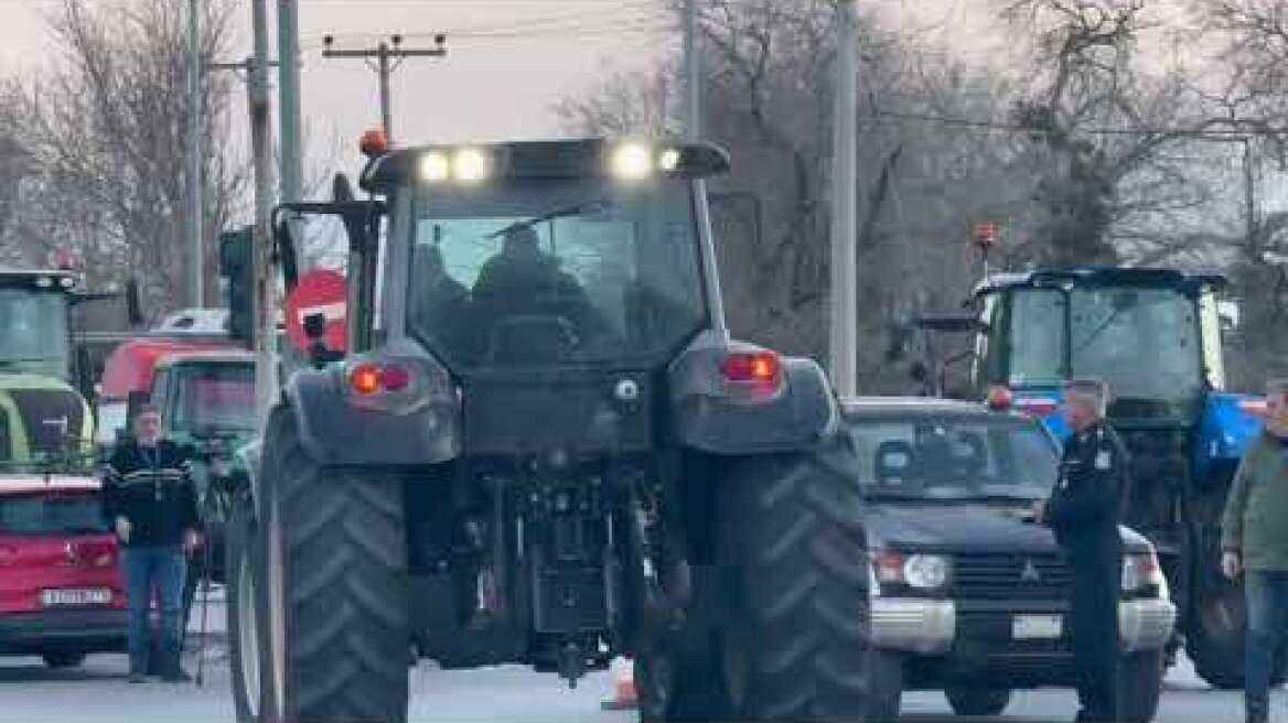 Οι αγρότες από το Μπλόκο των Πρασίνων Φαναριών άρχισαν να επιστρέφουν στα χωράφια τους