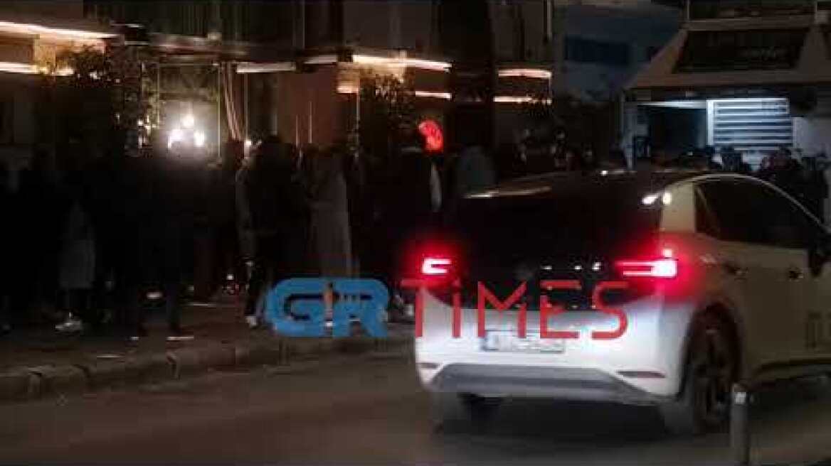 Συνωστισμός σε καφέ - μπαρ της Θεσσαλονίκης