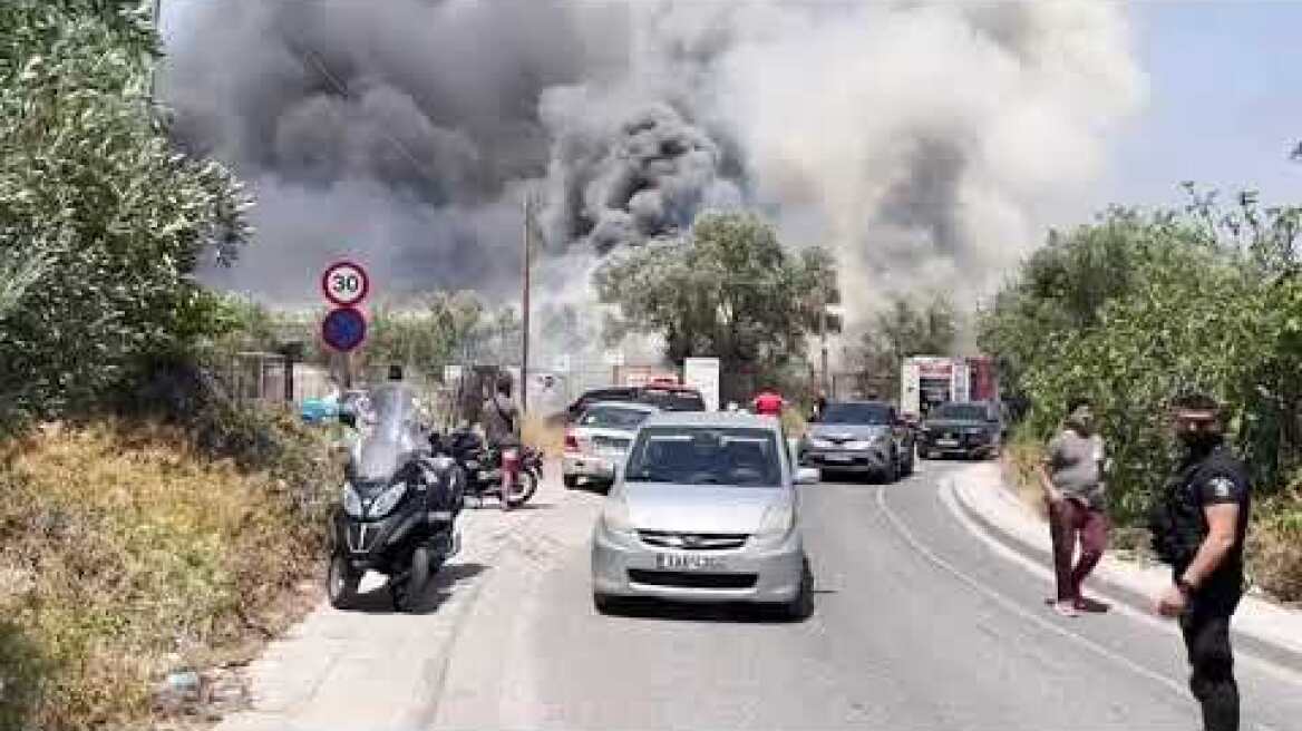 Φωτιά σε εργοστάσιο στο Μενίδι (2)