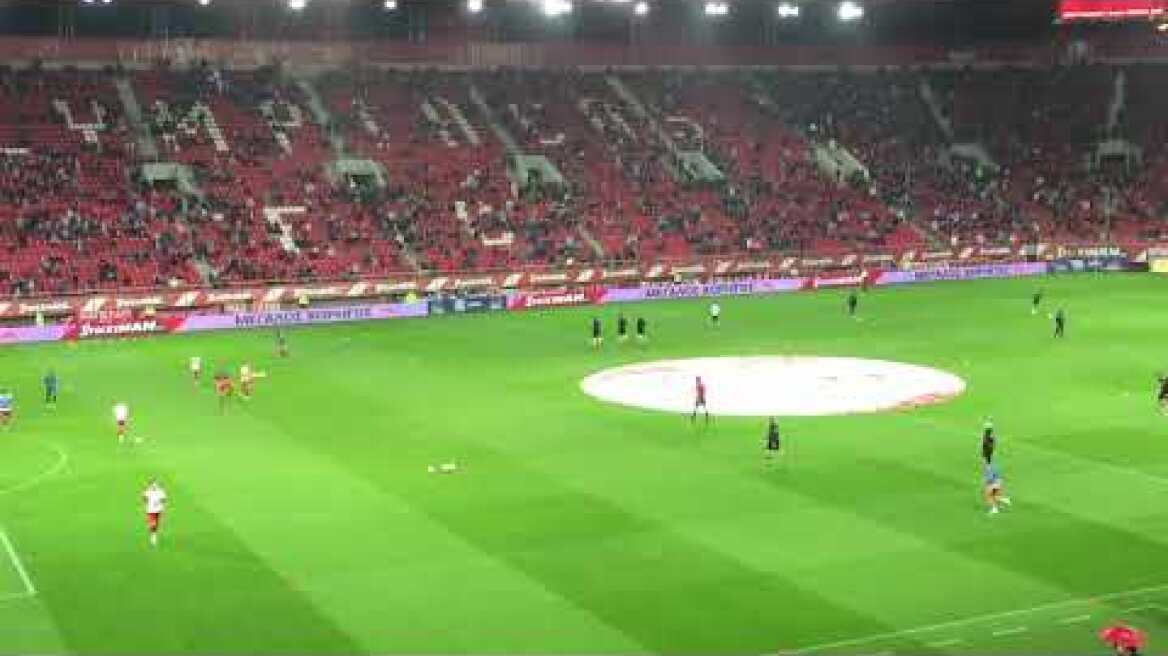 Είσοδος παικτών Ολυμπιακού για ζέσταμα