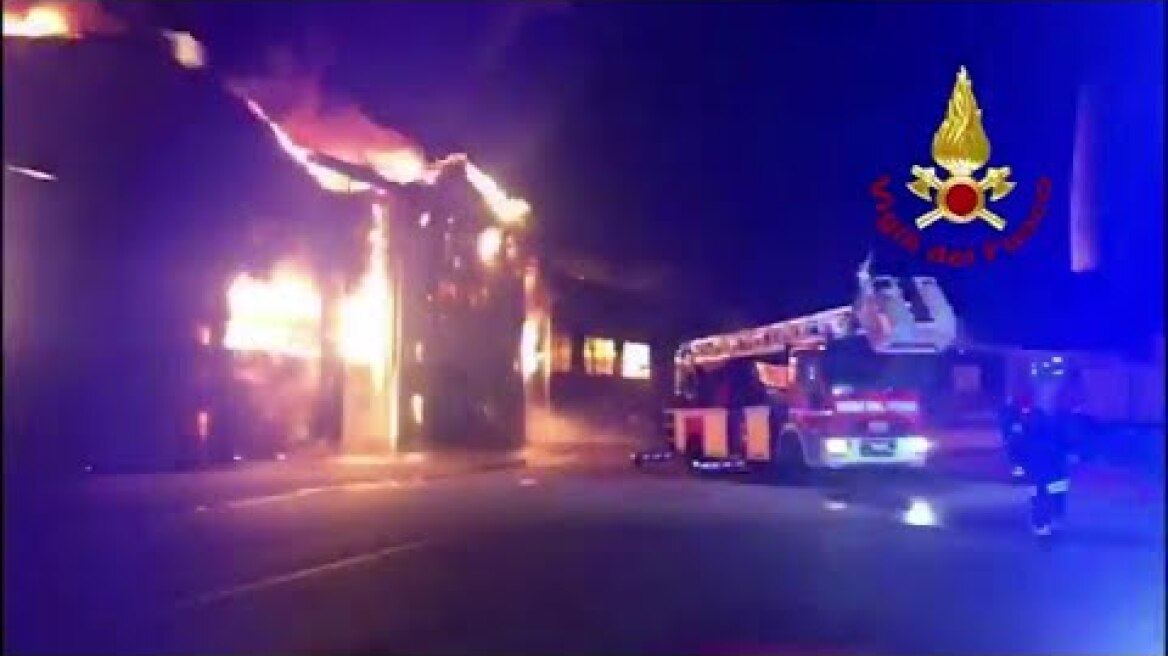 Ancona, incendio al porto: in fiamme i capannoni del cantiere navale