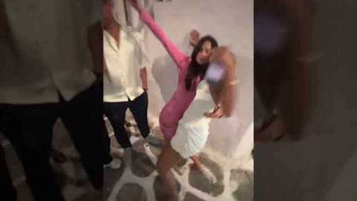 Η Βραζιλιάνα ποπ σταρ Anitta ξεφαντώνει στη Μύκονο με τις φίλες της