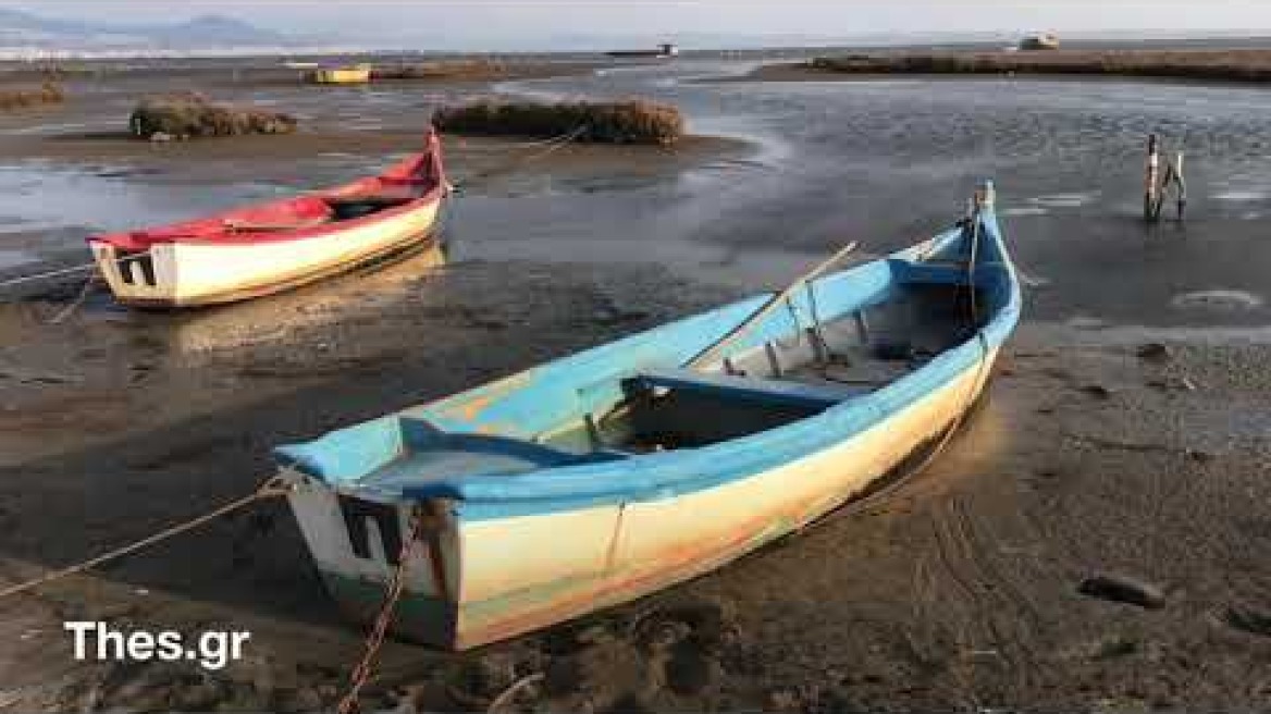 Χάθηκε η θάλασσα στο Καλοχώρι. Άμπωτη.