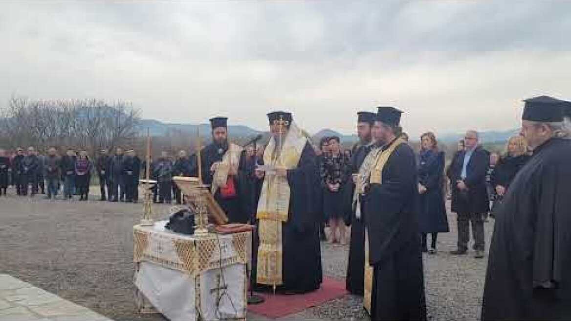 Τρισάγιο στο σημείο της τραγωδίας των Τεμπών για τον έναν χρόνο, από τον Ιερώνυμο Λαρίσης