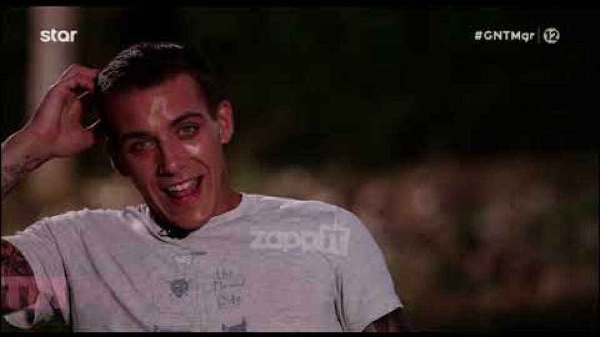 GNTM: Ο Παναγιώτης Πέτσας ποζάρει με κατσαρίδες στο πρόσωπο