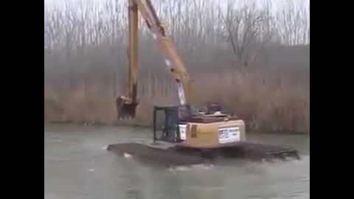 Τούρκοι προσπαθούν να περάσουν τον Έβρο με εκσκαφέα