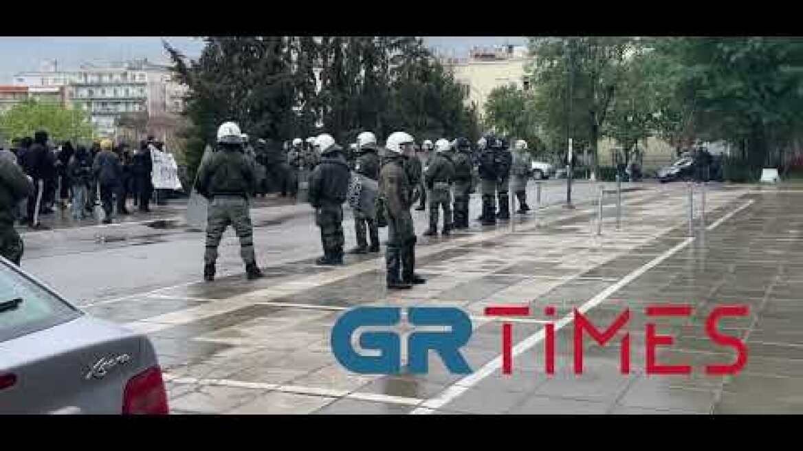 Συνθήματα έξω από την κατάληψη Στέκι Στο Βιολογικό