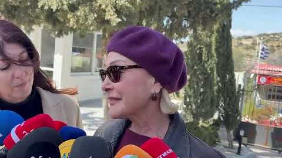 Η Νταίζη Σεμπεκοπούλου στην κηδεία του Γιώργου Μαρίνου