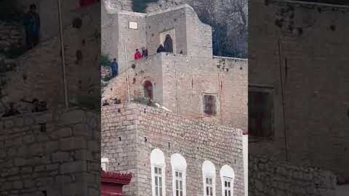 Χαλαρός και χαμογελαστός ο Μπράντ Πιτ στην Ύδρα για τη νέα του ταινία (3)