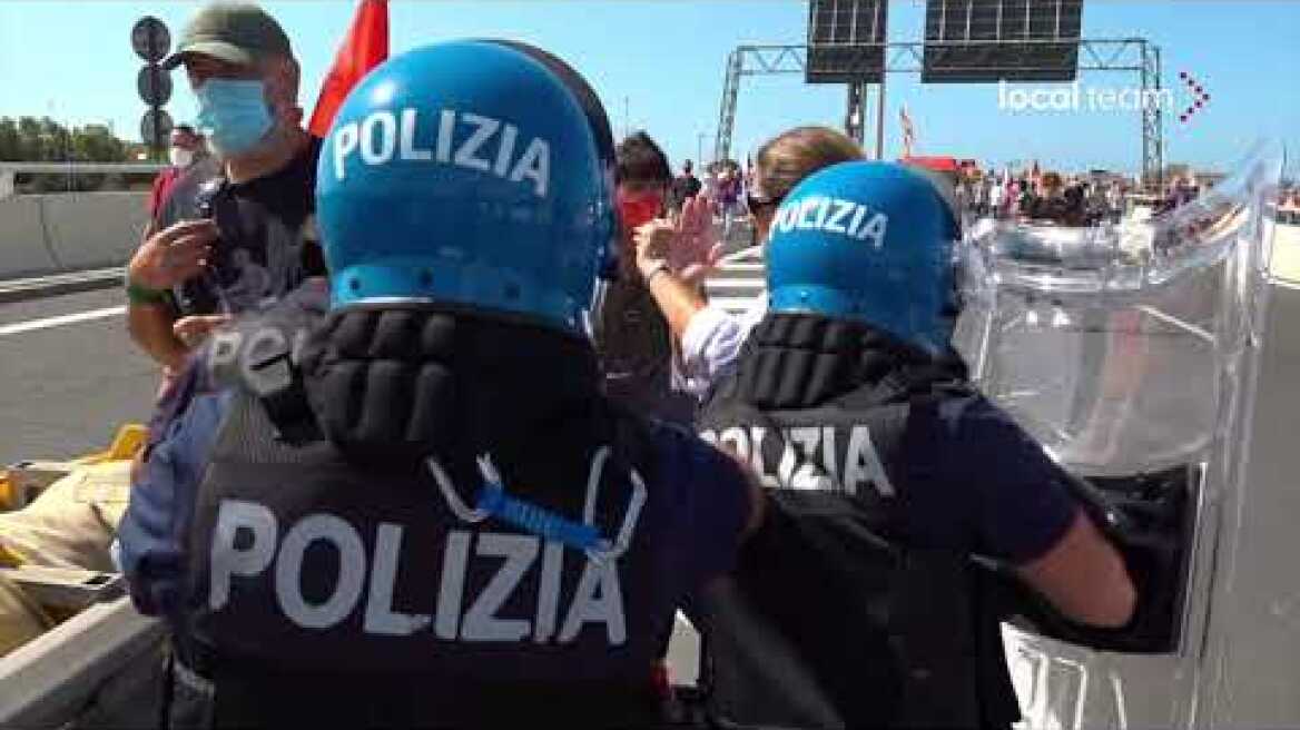 Corteo Alitalia a Fiumicino: manifestanti forzano blocco polizia