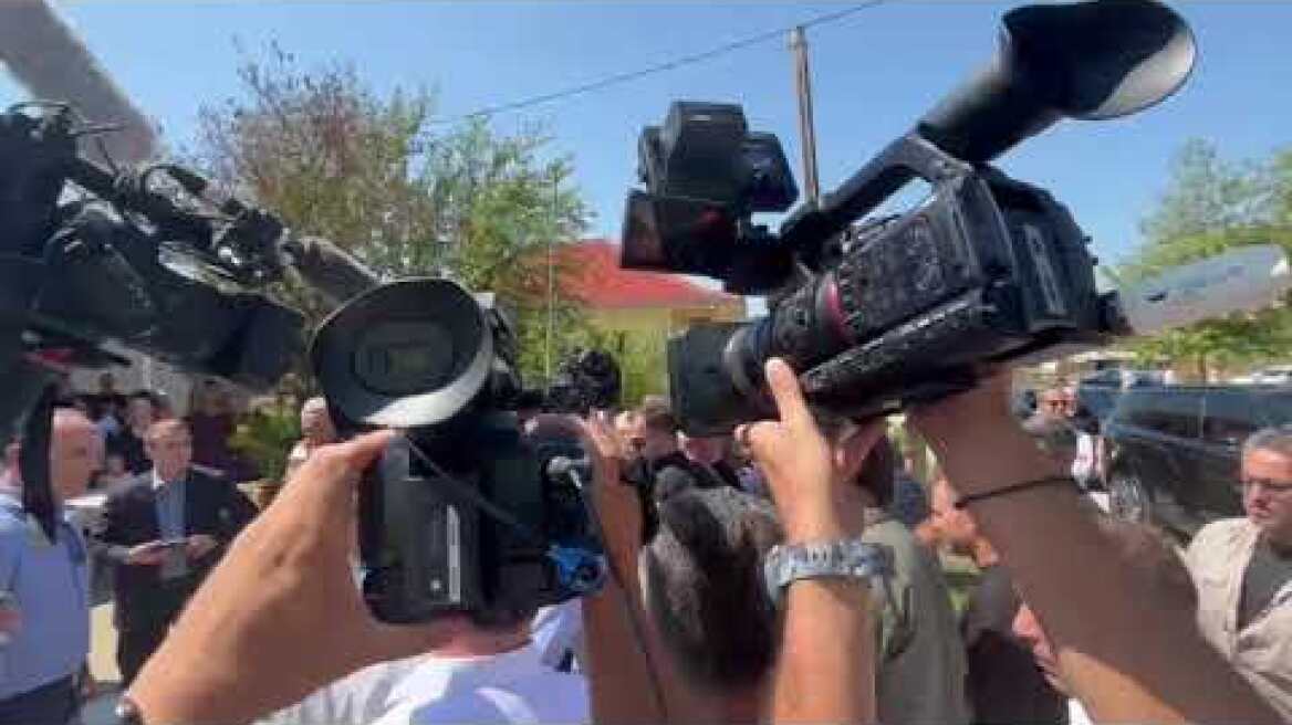 Κάτοικοι του Βλοχού περιμένουν τον Μητσοτάκη για να του θέσουν ξανά το θέμα της μετεγκατάστασης