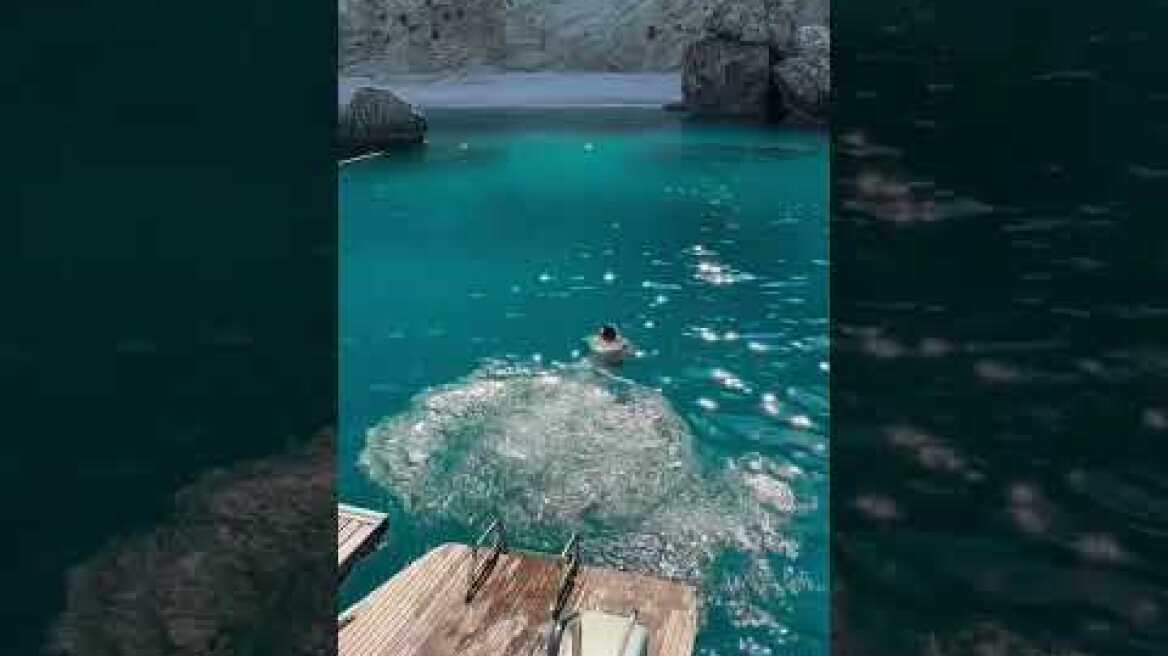 Η Κλέλια Ανδριολάτου κάνει βουτιά  από σκάφος