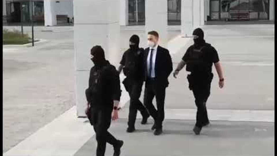 Έξοδος του Μπάμπη Αναγνωστόπουλου μετά τη δίκη