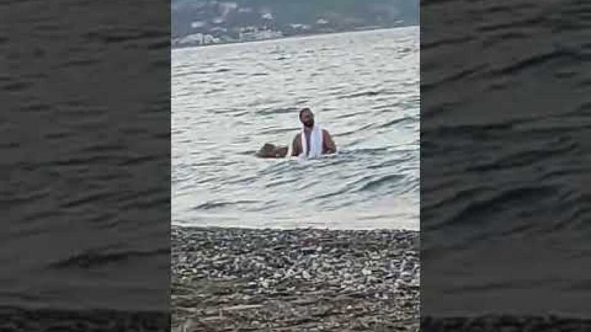 Ο Ηλίας Βρεττός με τη σύντροφό του σε beach bar της Κύμης (1)