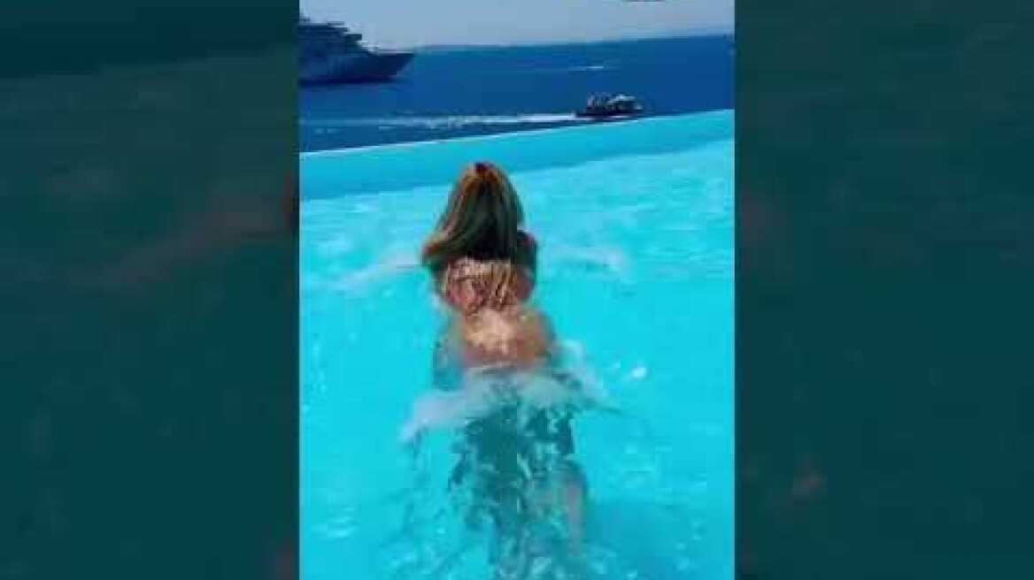 H Ζοζεφίν απολαμβάνει τις βουτιές της στη Μύκονο