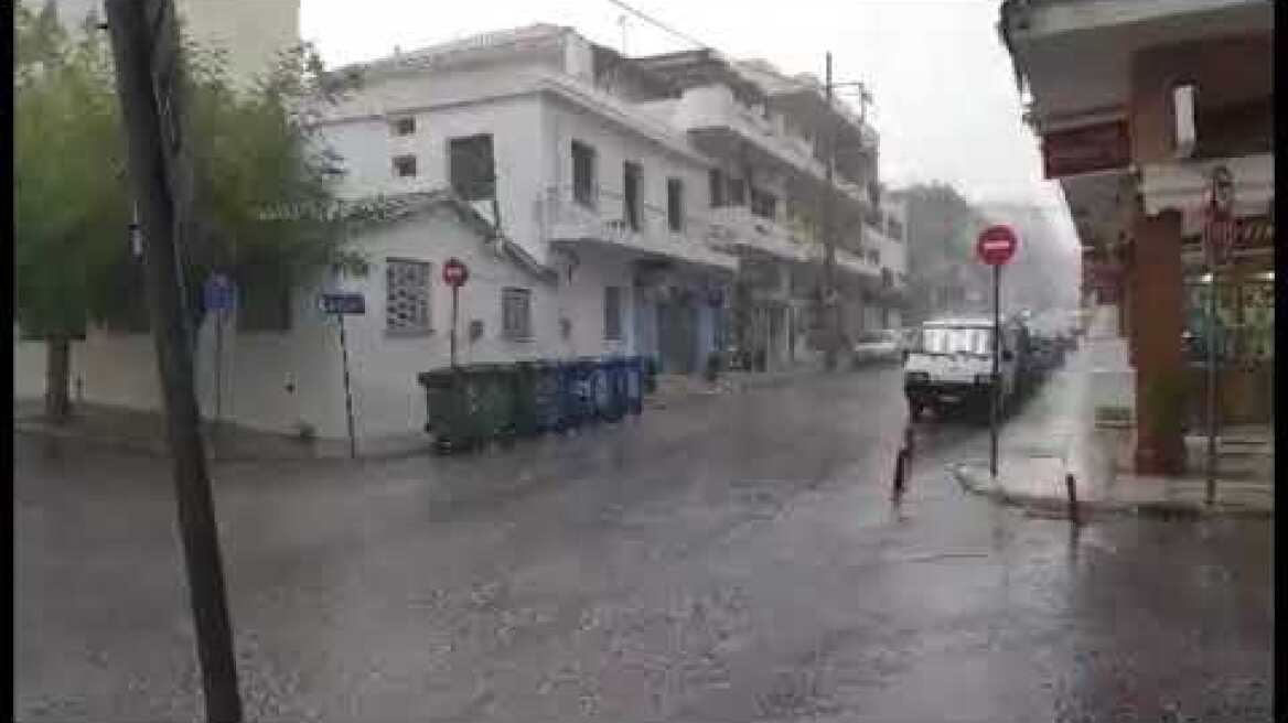 Η κακοκαιρία "χτύπησε" και τη Ραφήνα! Ρίχνει... καρέκλες!