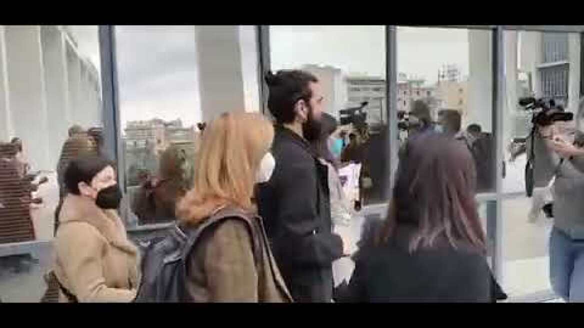 Γυναίκα & γιος Φιλιππίδη