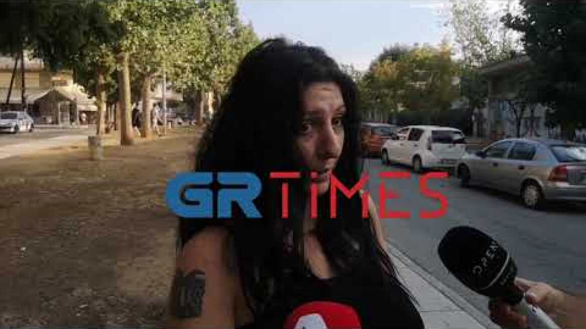 Εκτός σχολείου μαθήτρια που δεν φορούσε μάσκα