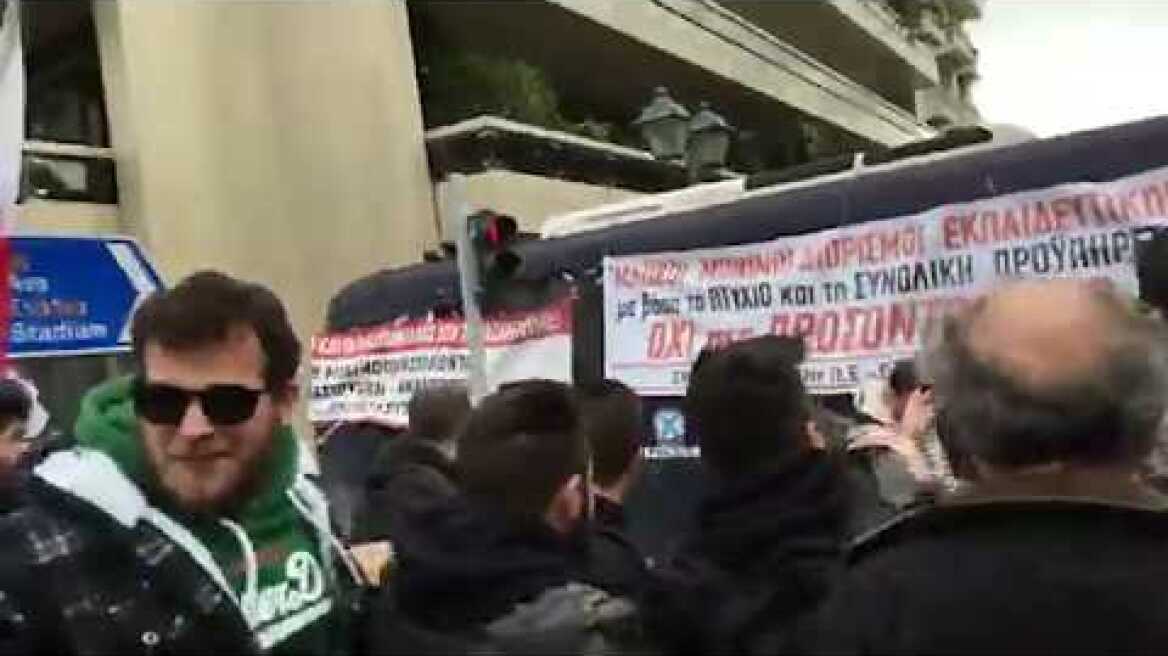 Δείτε βίντεο: Επεισόδια και χημικά στην πορεία των εκπαιδευτικών