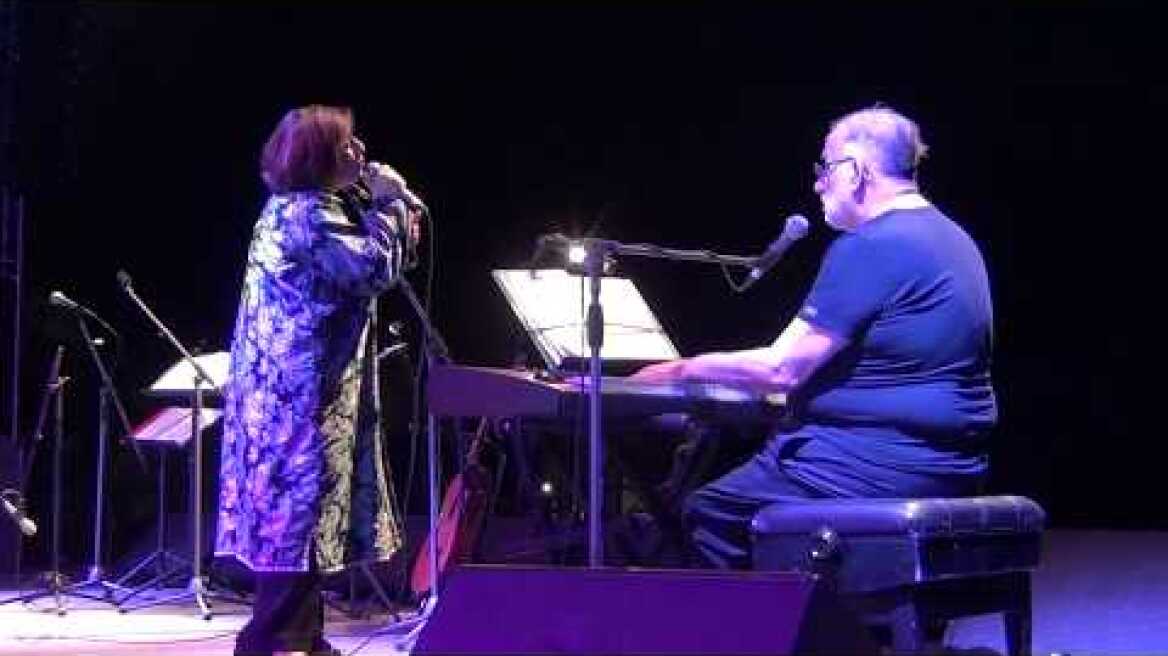 Θάνος Μικρούτσικος & Χαρούλα Αλεξίου ~ Φεύγω και μη με περιμένεις