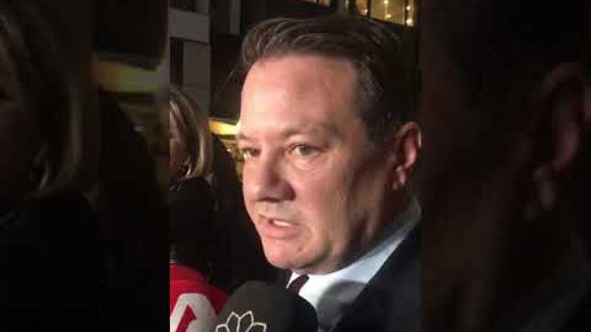 Δηλώσεις του δικηγόρου του 18χρονου που έριξε τη φωτοβολίδα στον αστυνομικό