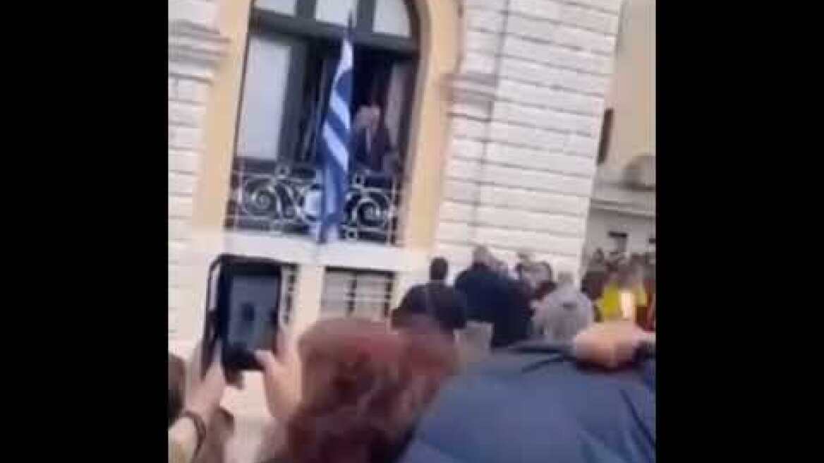 Κέρκυρα: Κατά λάθος… αλλά έγινε! Έπεσε ο Μπότης στο κεφάλι της.