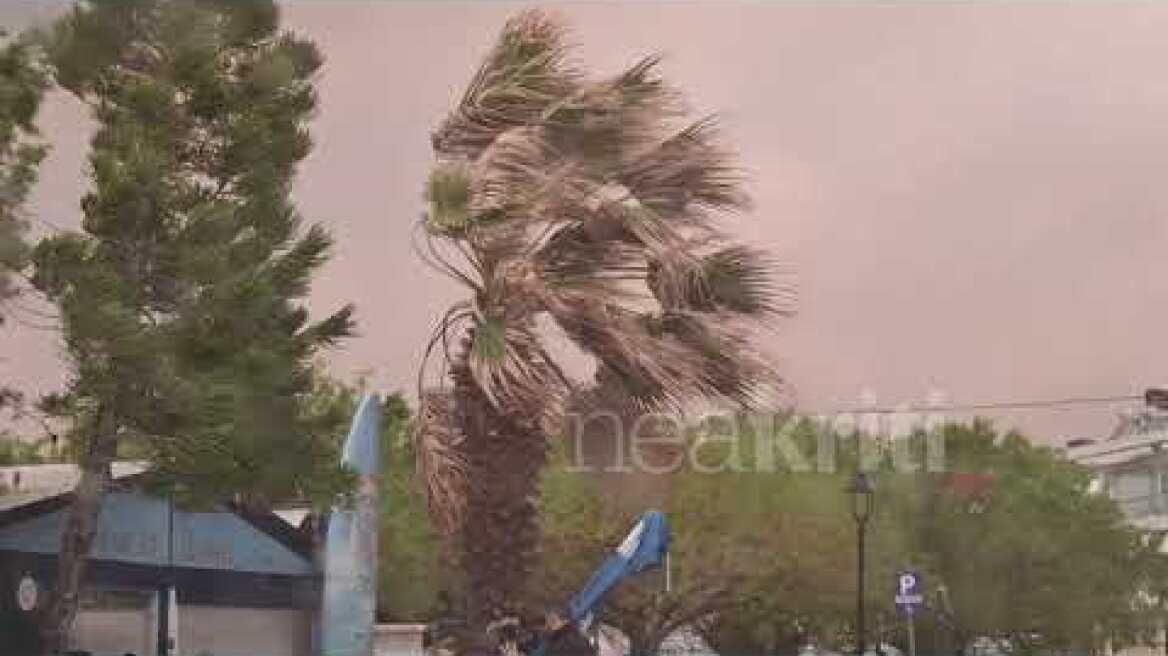 Σφοδρή σιροκάδα σαρώνει την Ιεράπετρα