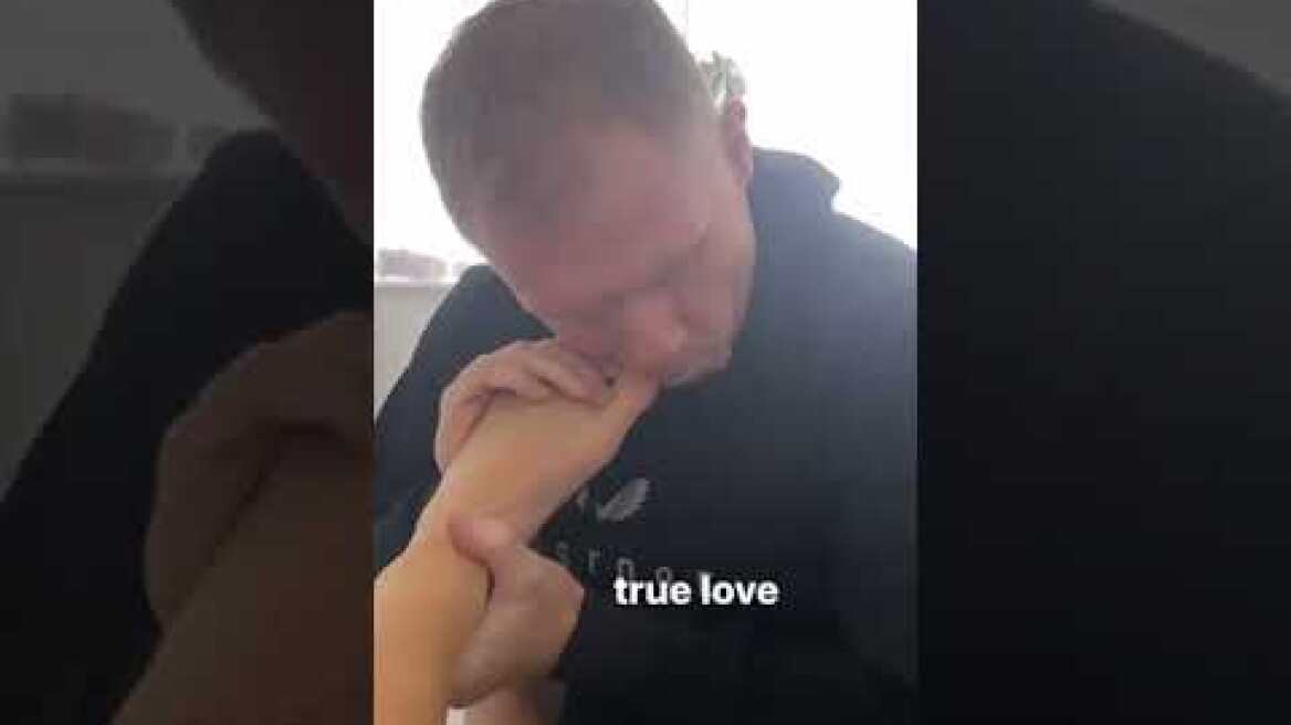 What is Paul Scholes doing to his daughter? 😳