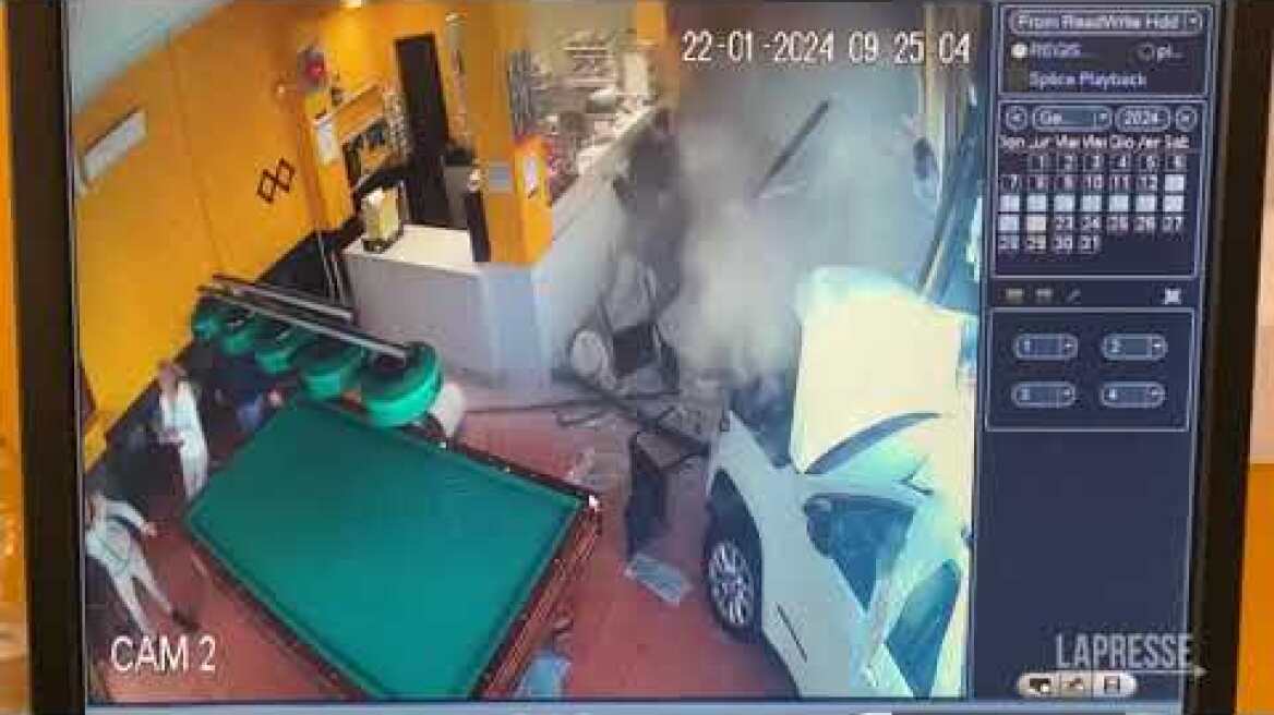 Torino, auto sfonda la vetrina di un bar e piomba nel locale: il video dell'incidente
