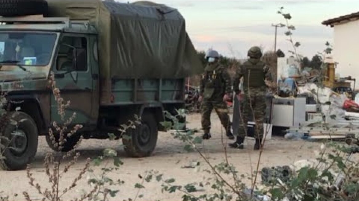 ΧΕΙΡΟΒΟΜΒΙΔΕΣ ΚΑΙ ΣΦΑΙΡΕΣ ΣΕ ΠΑΛΙΑ ΗΛΕΚΤΡΙΚΗ ΚΟΥΖΙΝΑ ΣΕ ΜΑΝΤΡΑ ΑΝΑΚΟΙΚΛΩΣΗΣ ΥΛΙΚΩΝ ΣΤΗΝ ΠΤΟΛΕΜΑΪΔΑ