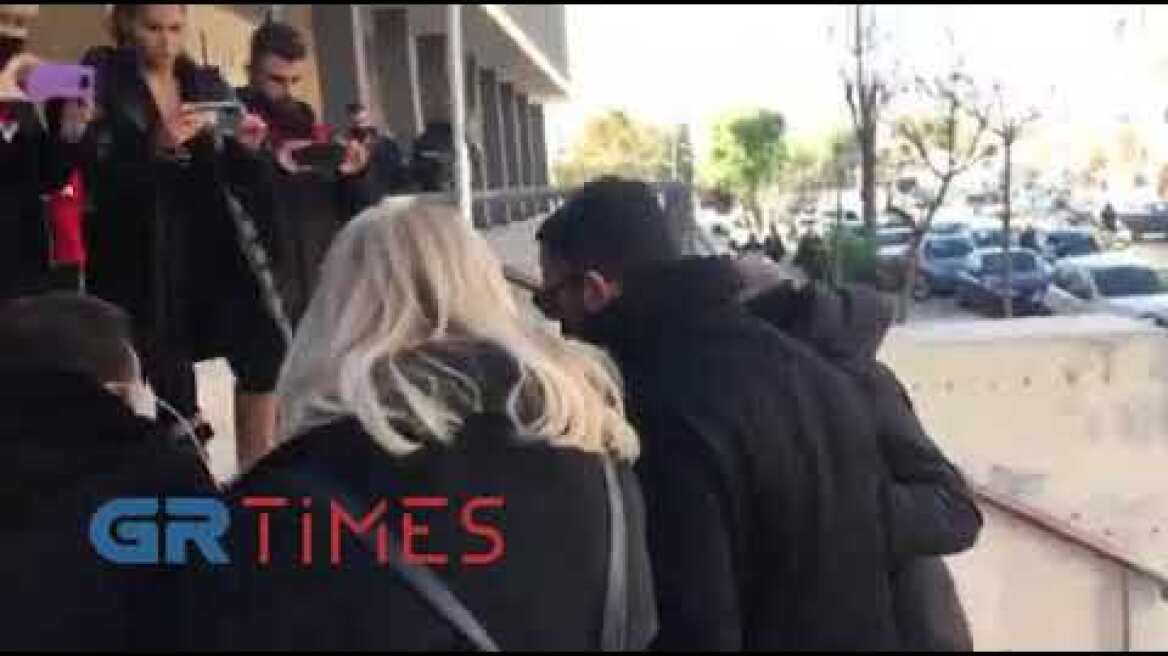 Άφιξη του γυναικοκτονου της Πολίχνης στα δικαστήρια - GRTimes.gr