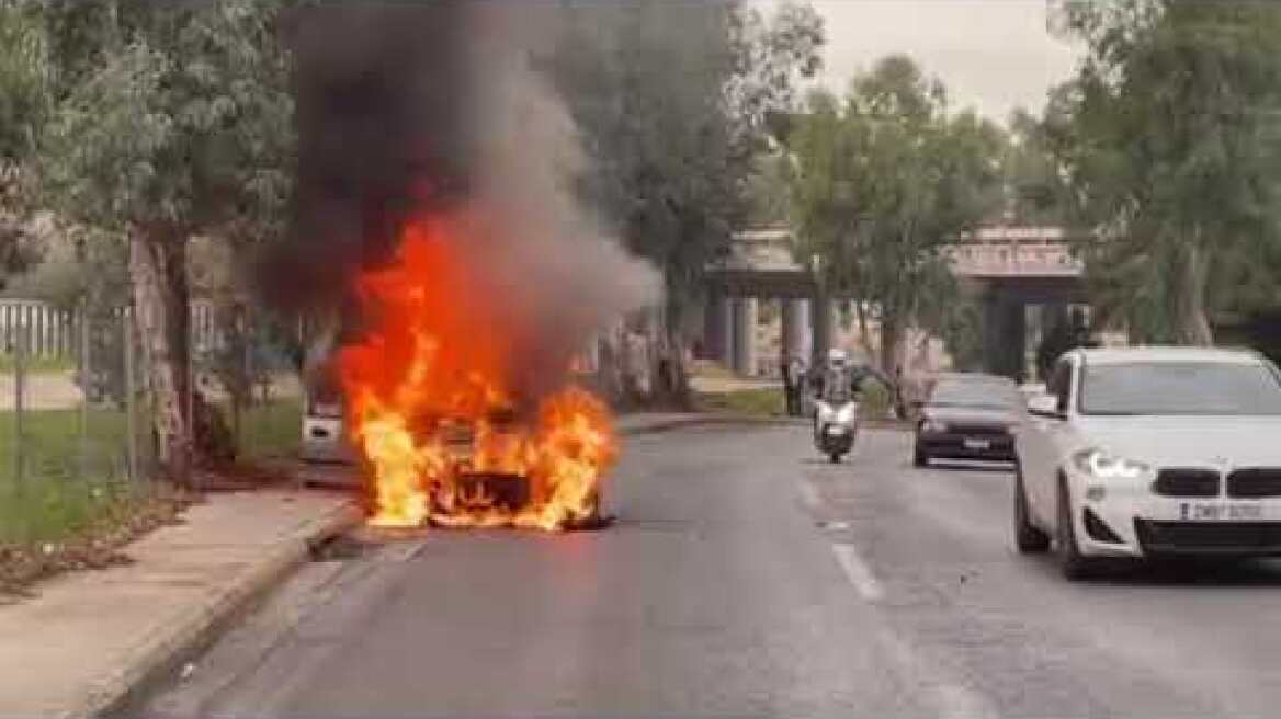 Φωτιά σε αυτοκίνητο στην είσοδο της Λεωφόρου Συγγρού 2