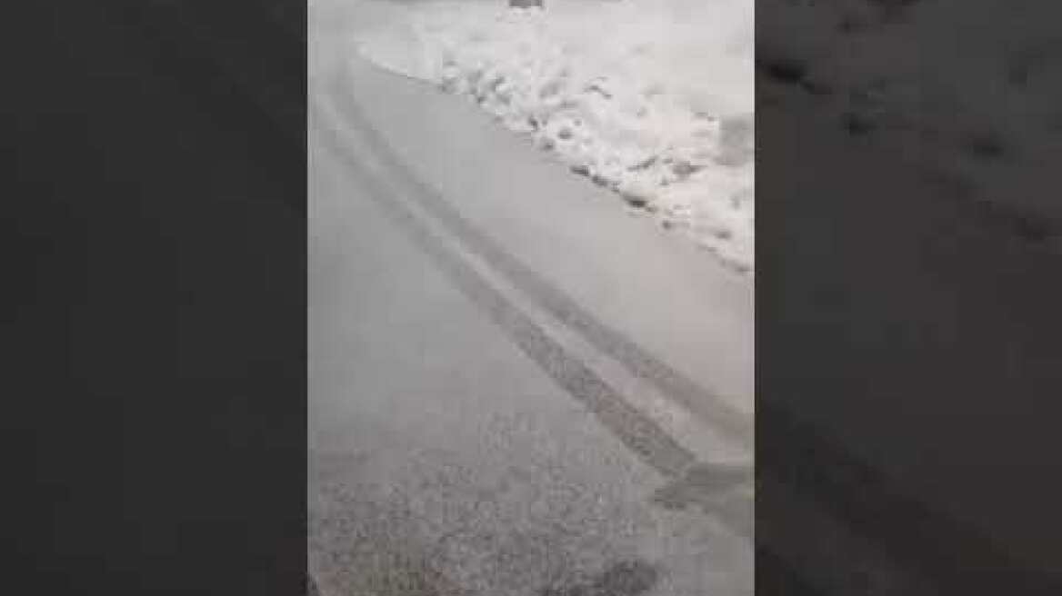 Εύβοια: Χιονίζει στον Άγιο