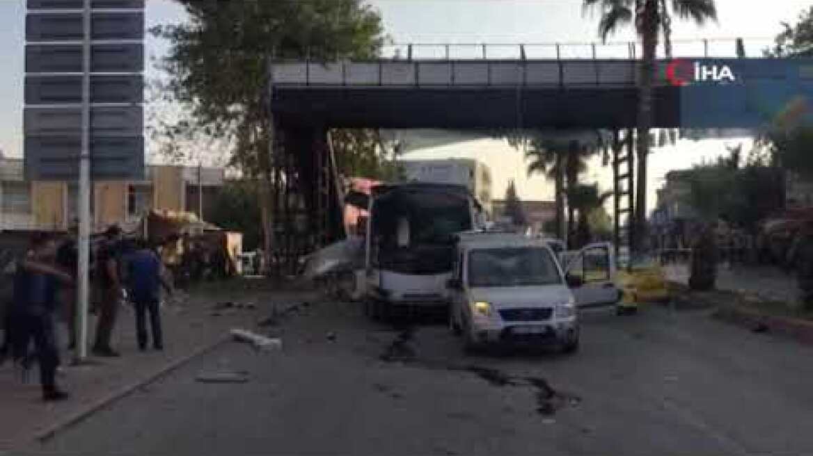 Sıcak görüntüler... Adana'da çevik kuvvet servisine bombalı saldırı!