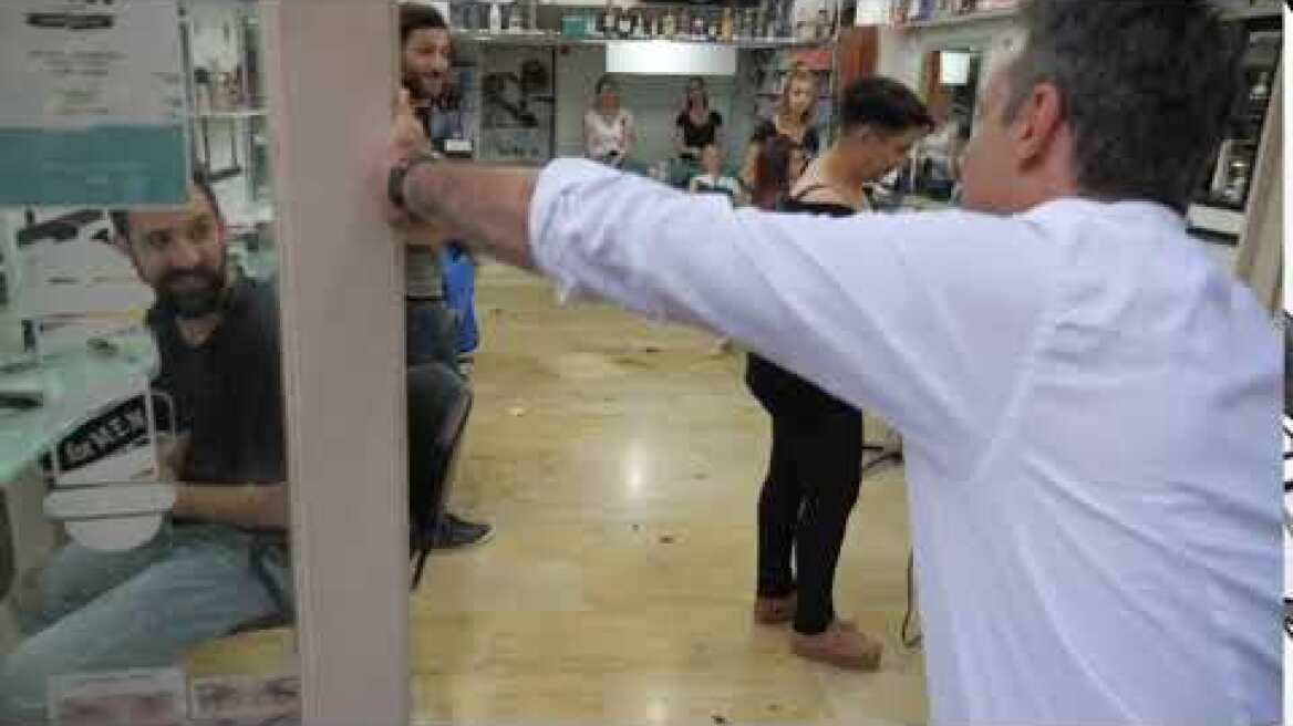 Η ατάκα του Μητσοτάκη σε κουρείο: “Δεν πιστεύω να τα παίρνετε ΣΥΡΙΖΑ”