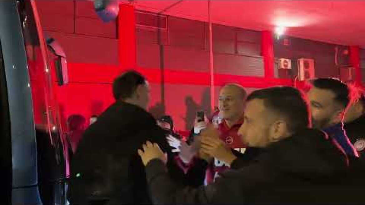 Η υποδοχή μετά το διπλό στο ΟΑΚΑ