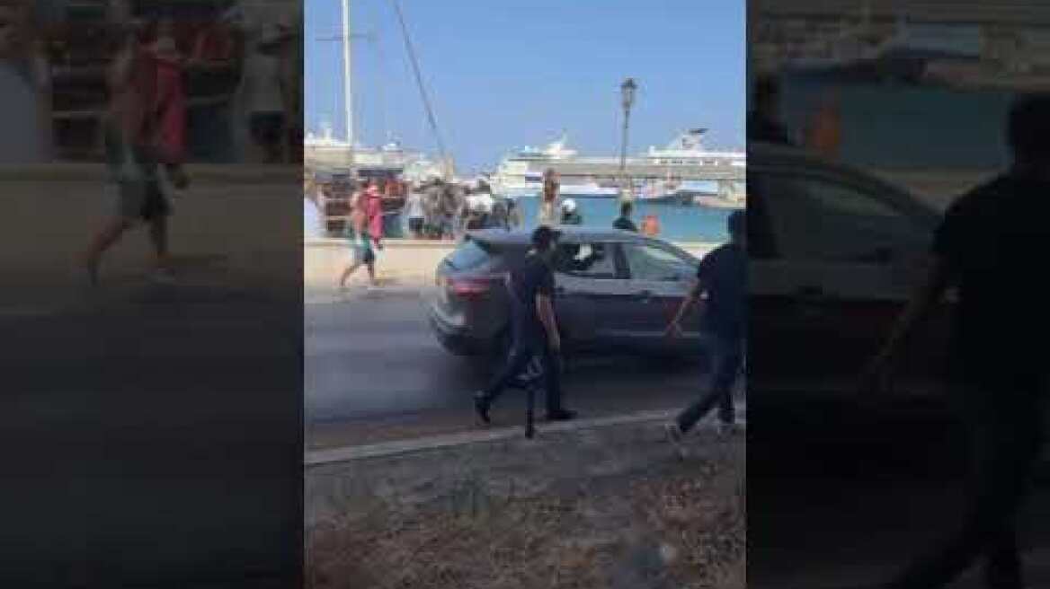 Δύο κόσμοι στη Ρόδο για τους Ισραηλινούς τουρίστες: Συγκέντρωση και συλλήψεις – Υποδοχή με γλυκά και κεράσματα Ρόδος: Προσαγωγές και ένταση πριν τη διαμαρτυρία για το ισραηλινό κρουαζιερόπλοιο (4)