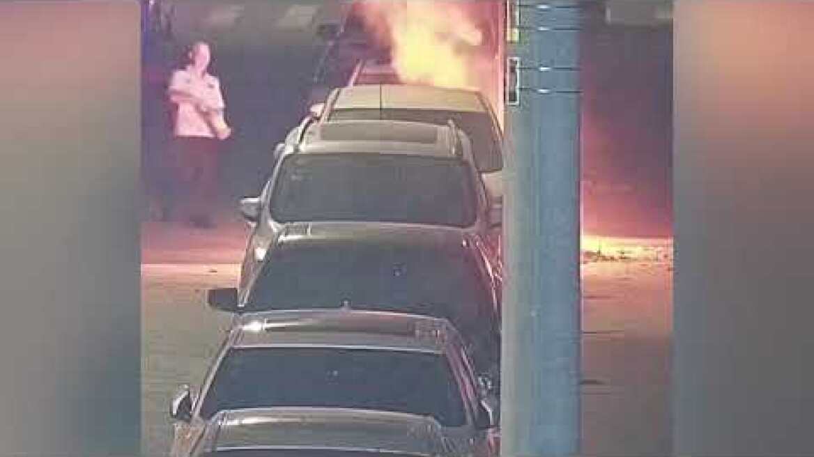 Πέταξε το τσιγάρο του και έβαλε φωτιά στα παρκαρισμένα αυτοκίνητα!