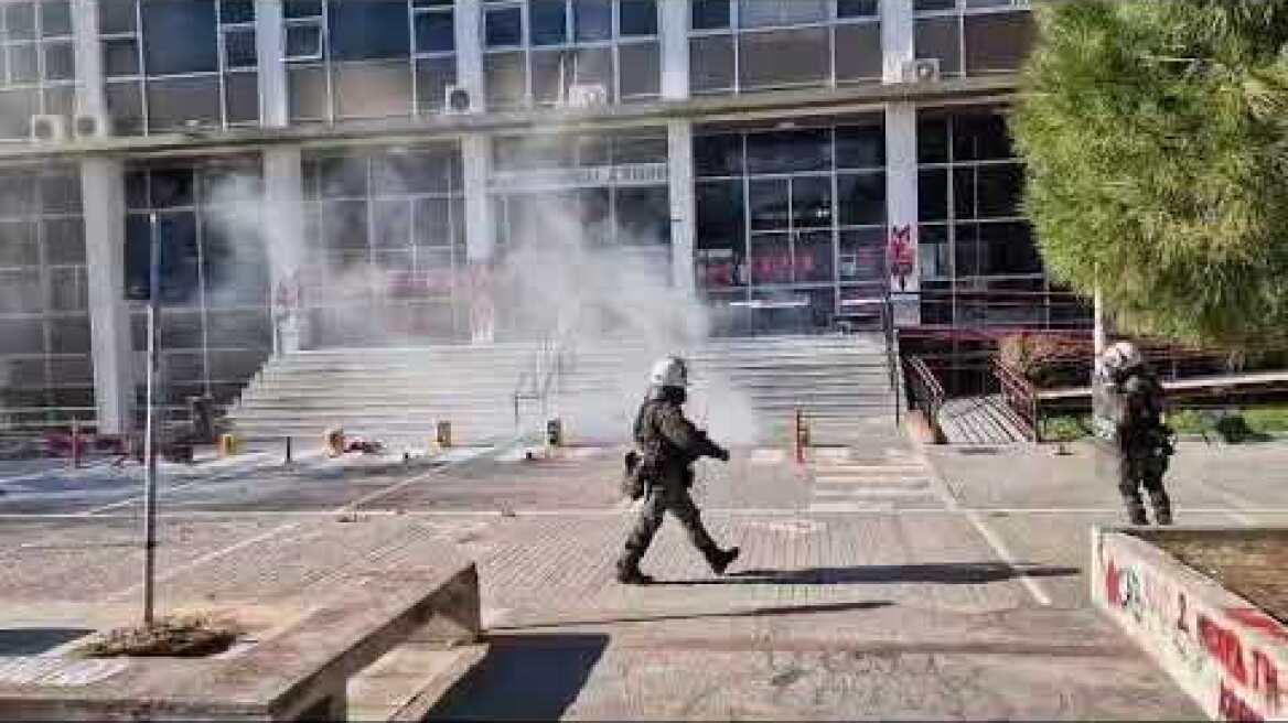 Ένταση ανάμεσα σε ΜΑΤ και κουκουλοφόρους στο προαύλιο του ΑΠΘ