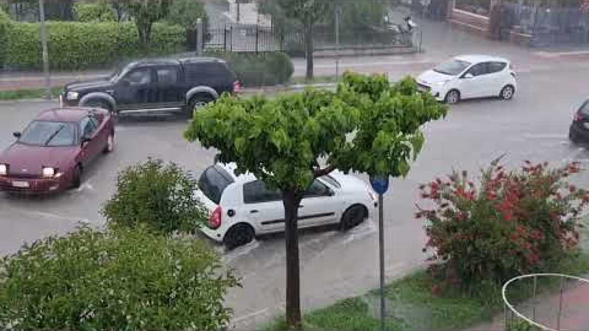 Χείμαρροι οι δρόμοι στα Τρίκαλα